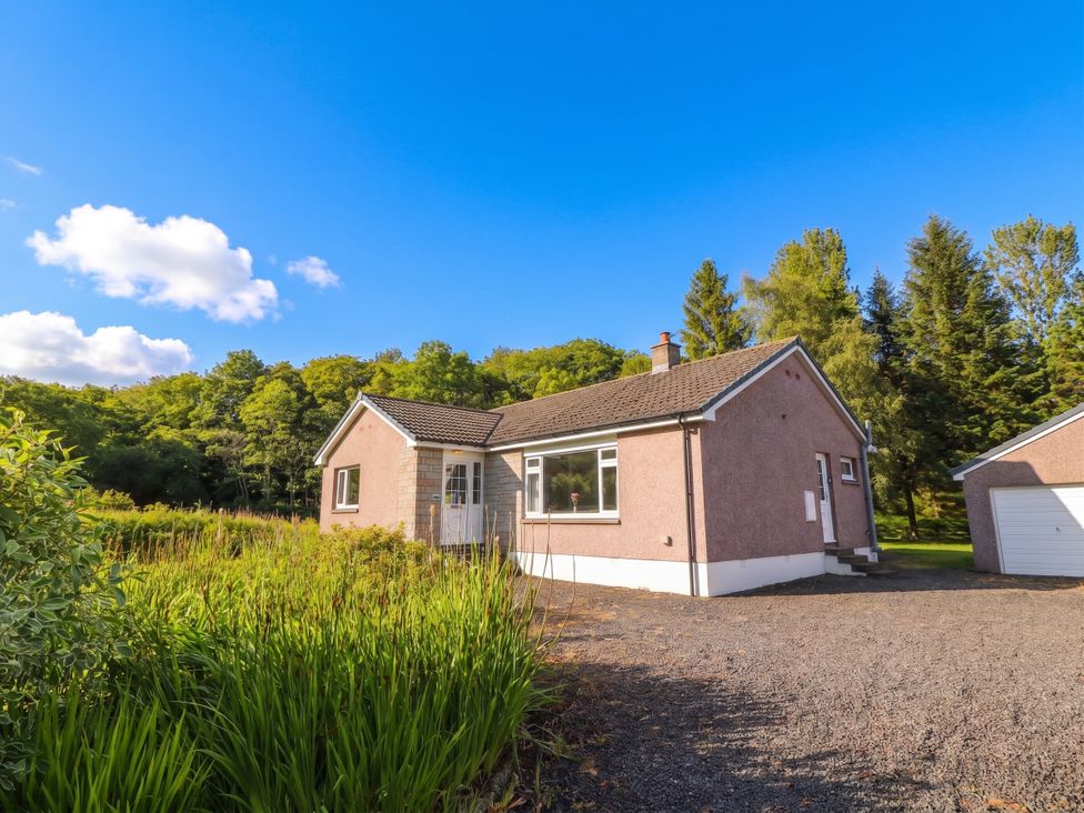 A house on a gravel driveway with trees in the background at Cliff View Perth