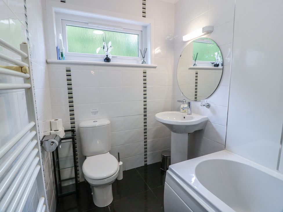 A bathroom with a toilet, wash basin and bathtub at Cliff View in Perth