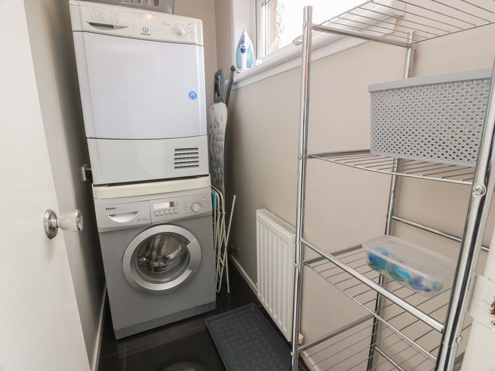A laundry room with a washing machine and dryer at Cliff View in Perth