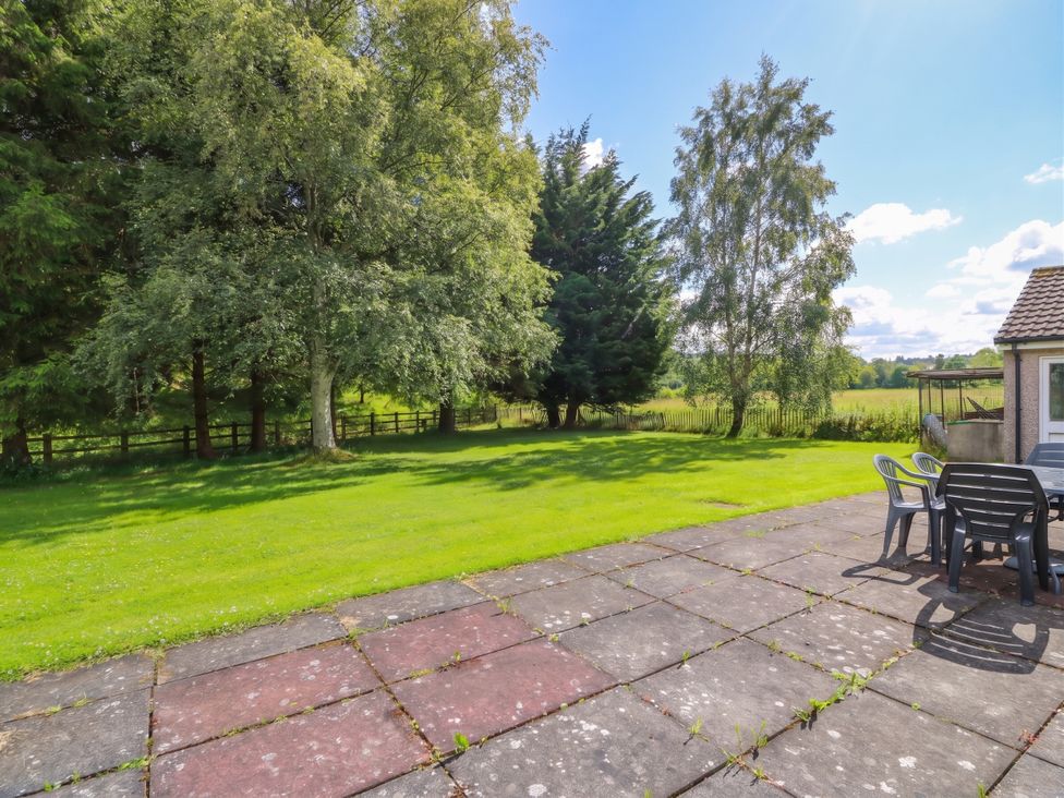 A garden with grass and trees at Cliff View in Perth