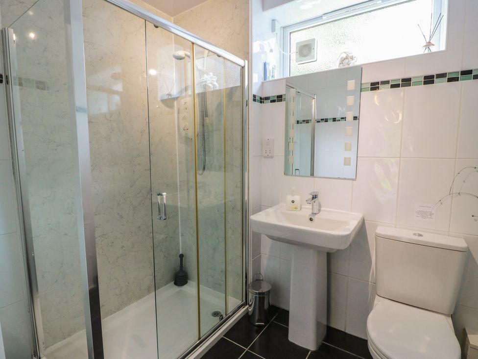 A bathroom with a shower, sink, and toilet at 1 St. Catherines Cottages in Perth