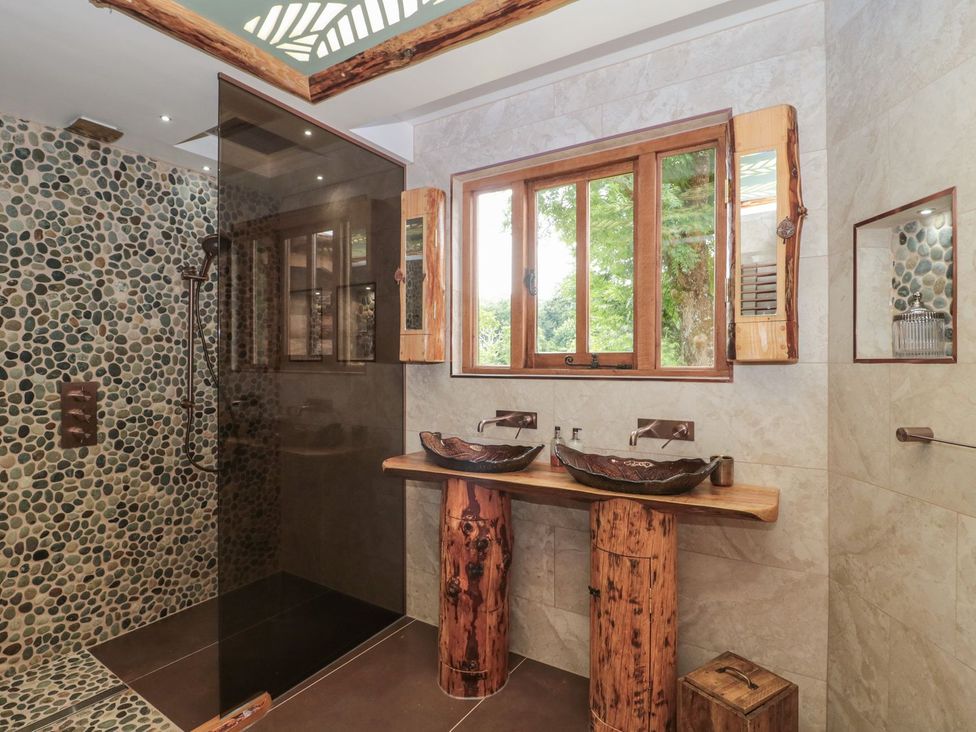 A bathroom with sinks and a shower at Copper Suite in Chulmleigh
