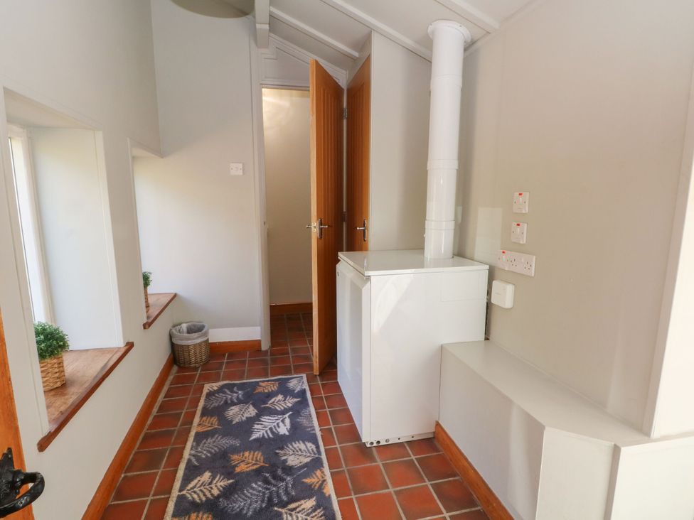 A utility room with a washing machine and cabinets at Pearls Farm Two Wildboarclough near Macclesfield