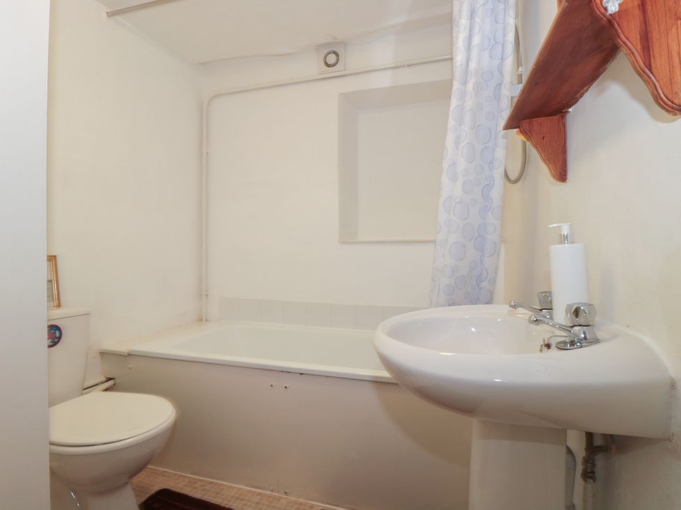 A bathroom with a bathtub, sink, and toilet at Walk Farmhouse in Gloucester
