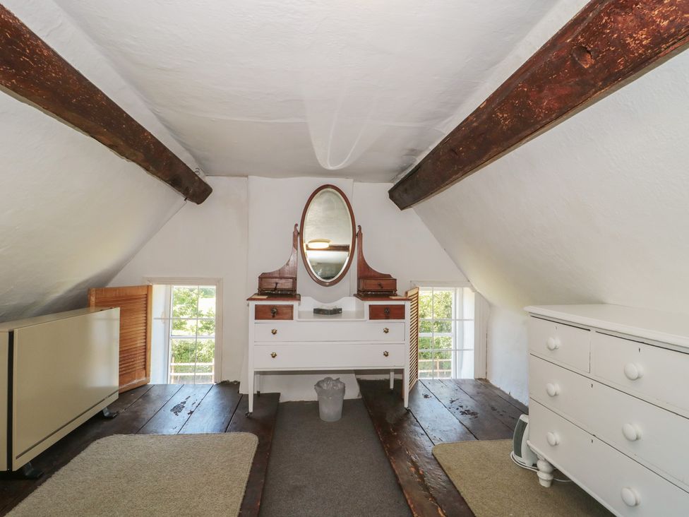 An attic with a dresser and drawers at Walk Farmhouse in Gloucester