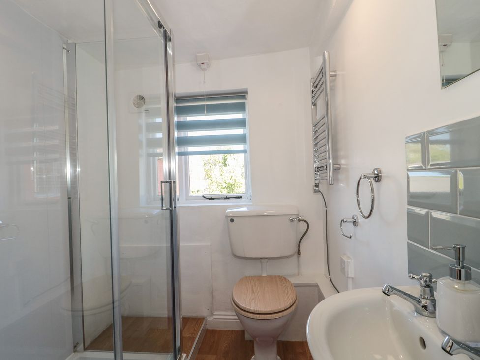 A bathroom with shower, toilet, and washbasin at Walk Farmhouse in Gloucester