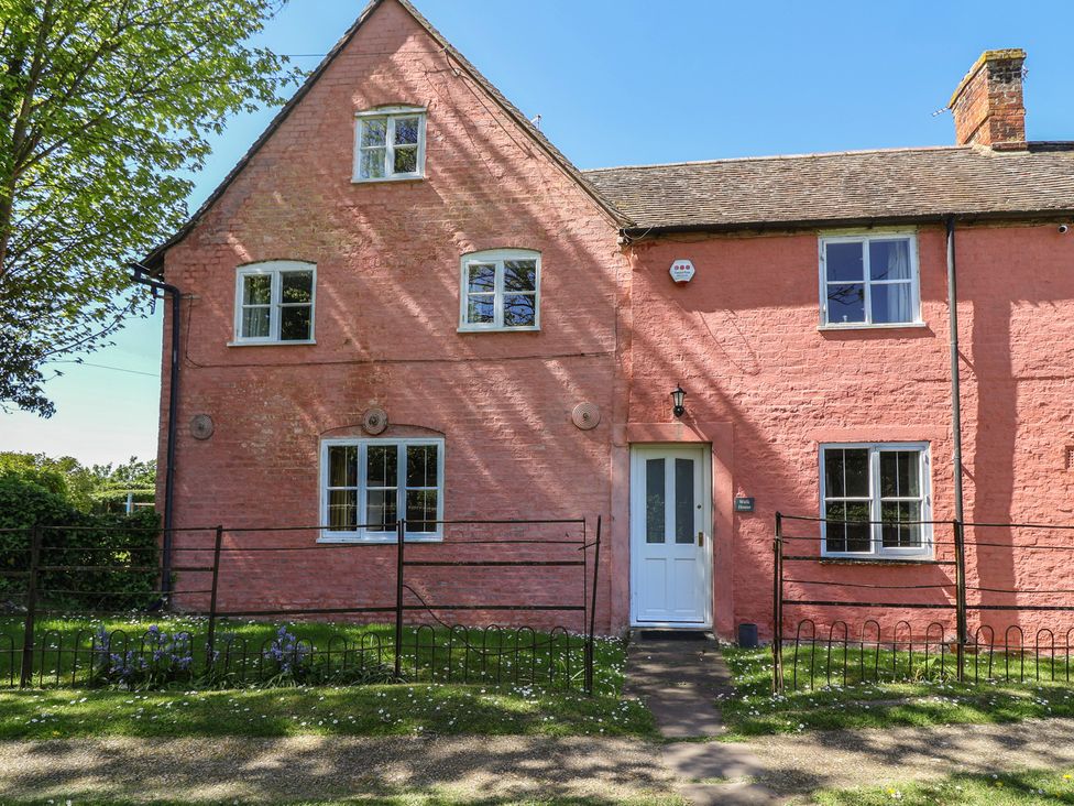 A house with a pink exterior and garden at Walk House Gloucester