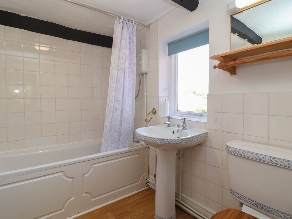 A bathroom with a sink, bathtub, and toilet at Walk House in Gloucester