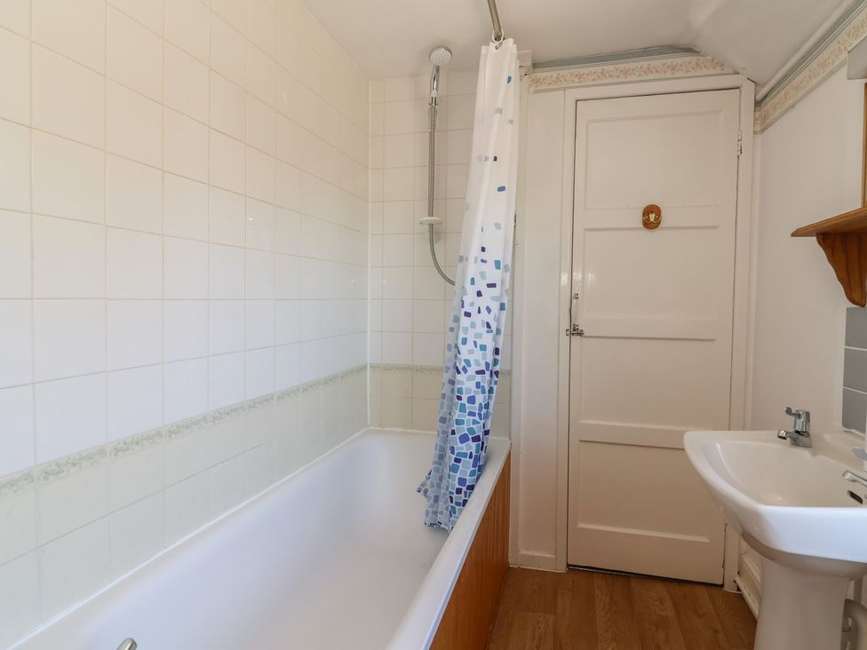 A bathroom with a bathtub and sink at Walk House Gloucester