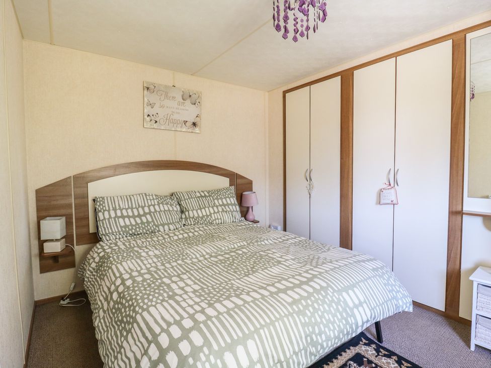A bedroom with a bed and wardrobe at Valley Farm Number 448