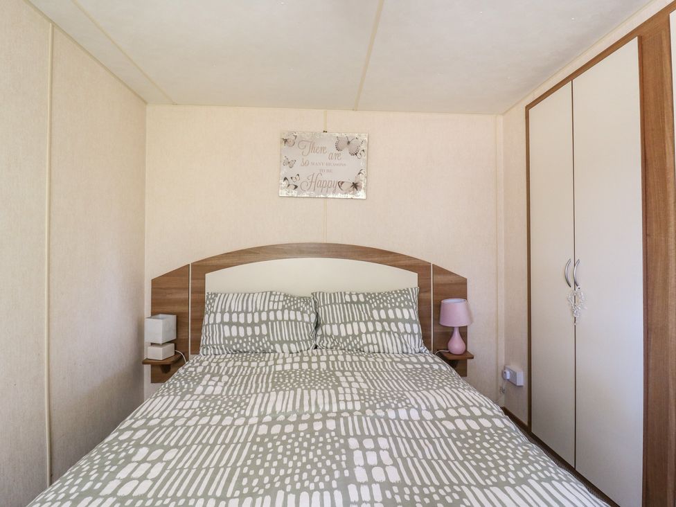 A bedroom with a bed and wardrobe at Valley Farm Number 448