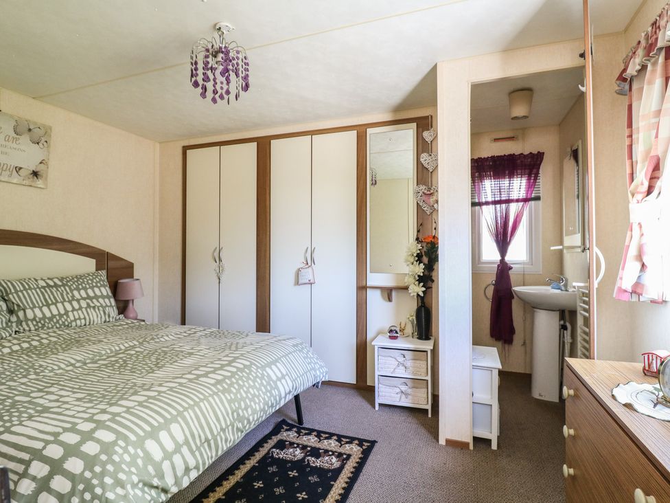 A bedroom with a bed and wardrobe at Valley Farm Number 448