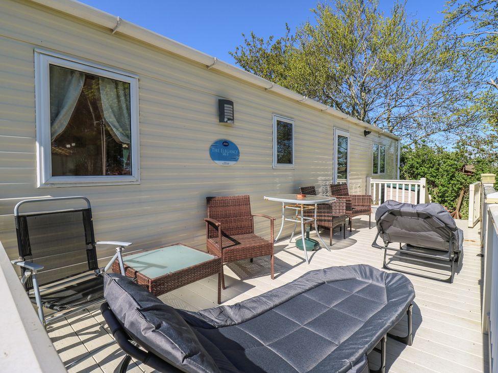 An outdoor area with seating and table at Valley Farm Number 448