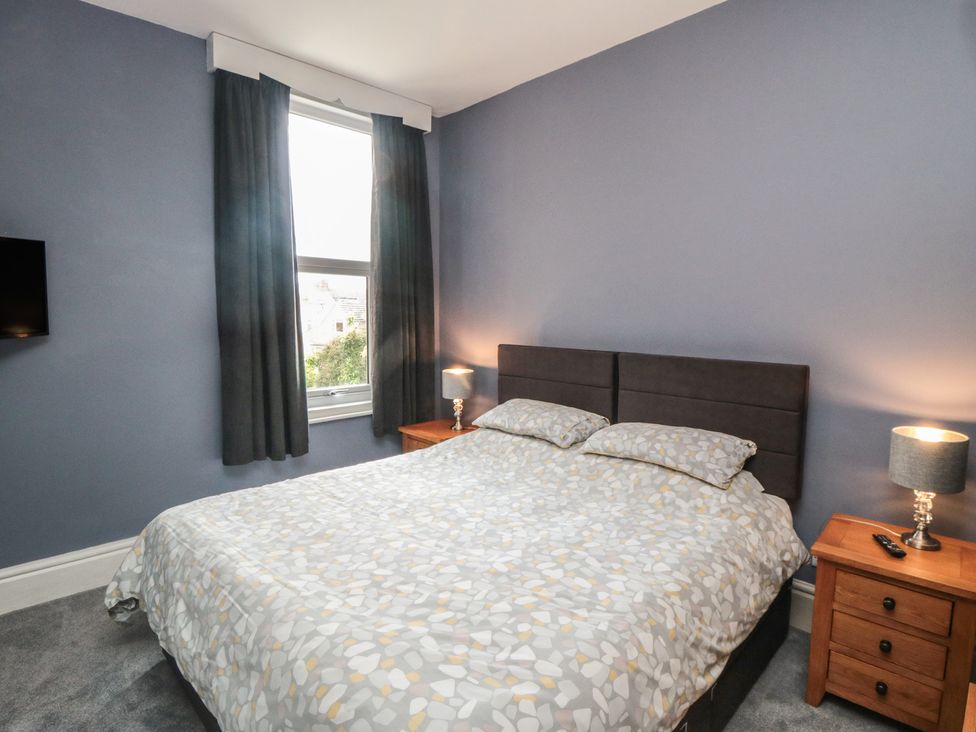 A bedroom with a bed and bedside tables at 5 Station Avenue