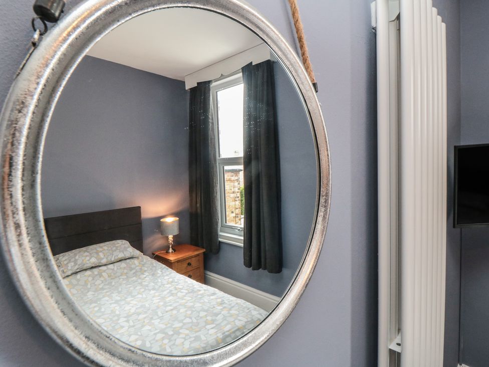 A bedroom with a bed and a mirror at 5 Station Avenue 