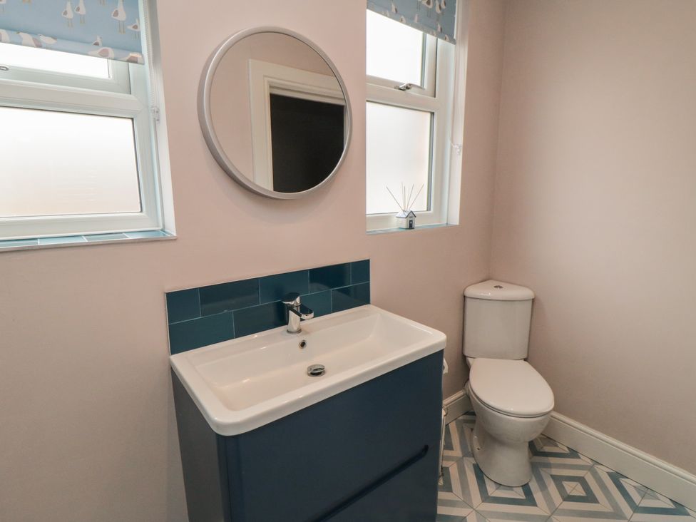 A bathroom with a wash basin and toilet at 5 Station Avenue