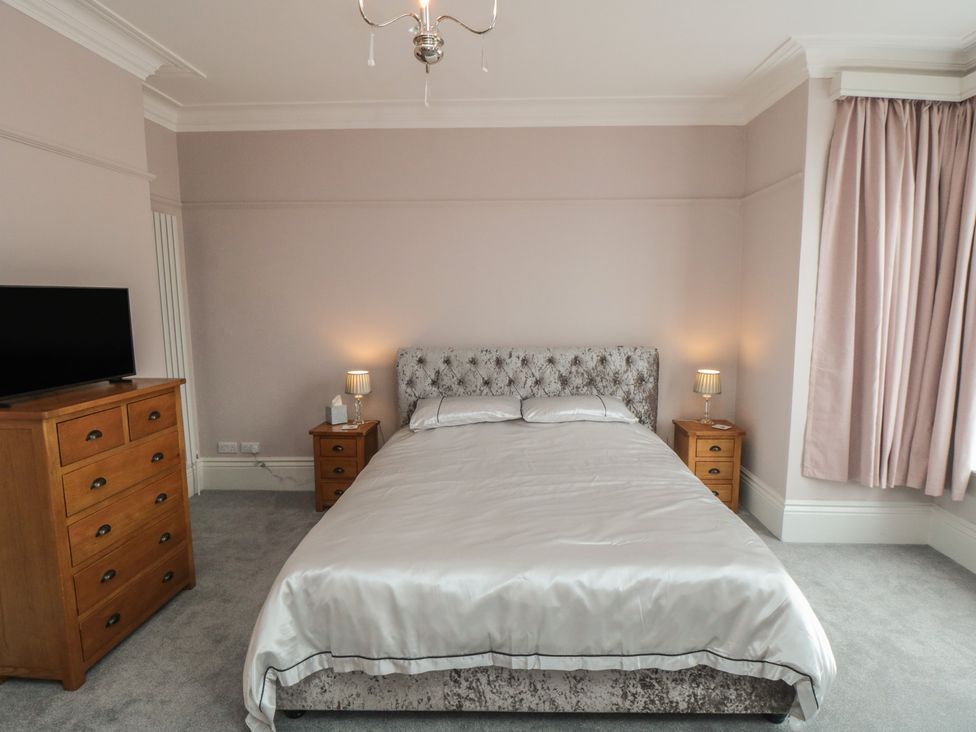 A bedroom with a bed and bedside tables at 5 Station Avenue