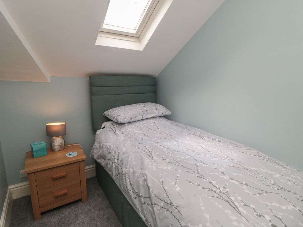 A bedroom with a single bed and lamp at 5 Station Avenue