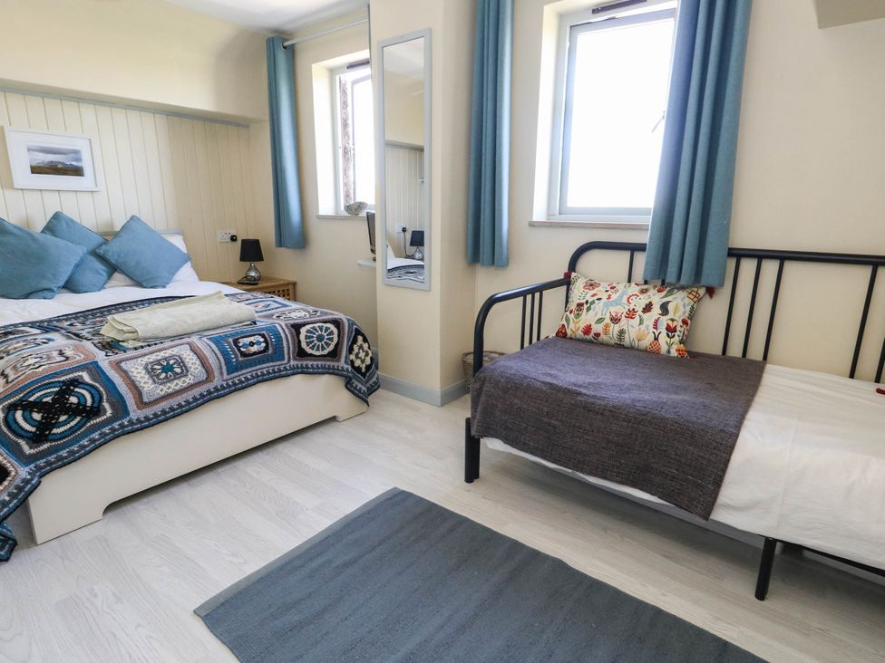 A bedroom with a bed and a daybed at Dunvant in Swanage