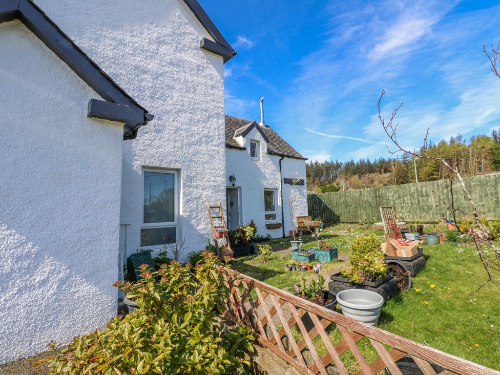 A house with a garden and fence at Schoolhouse Oban