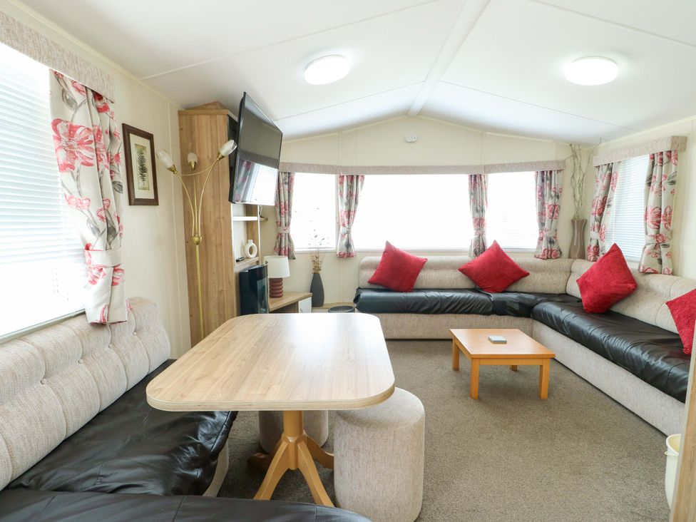 A living room with a table and television at W629 in Abergele