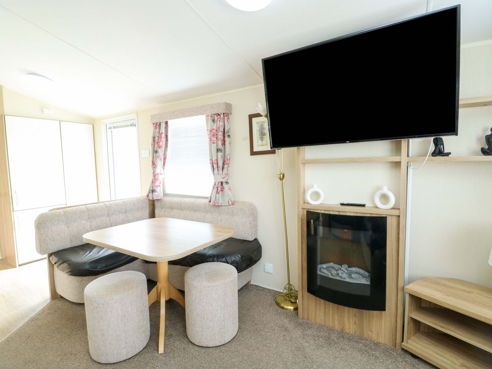 A dining area with a sofa and table at W629 in Abergele