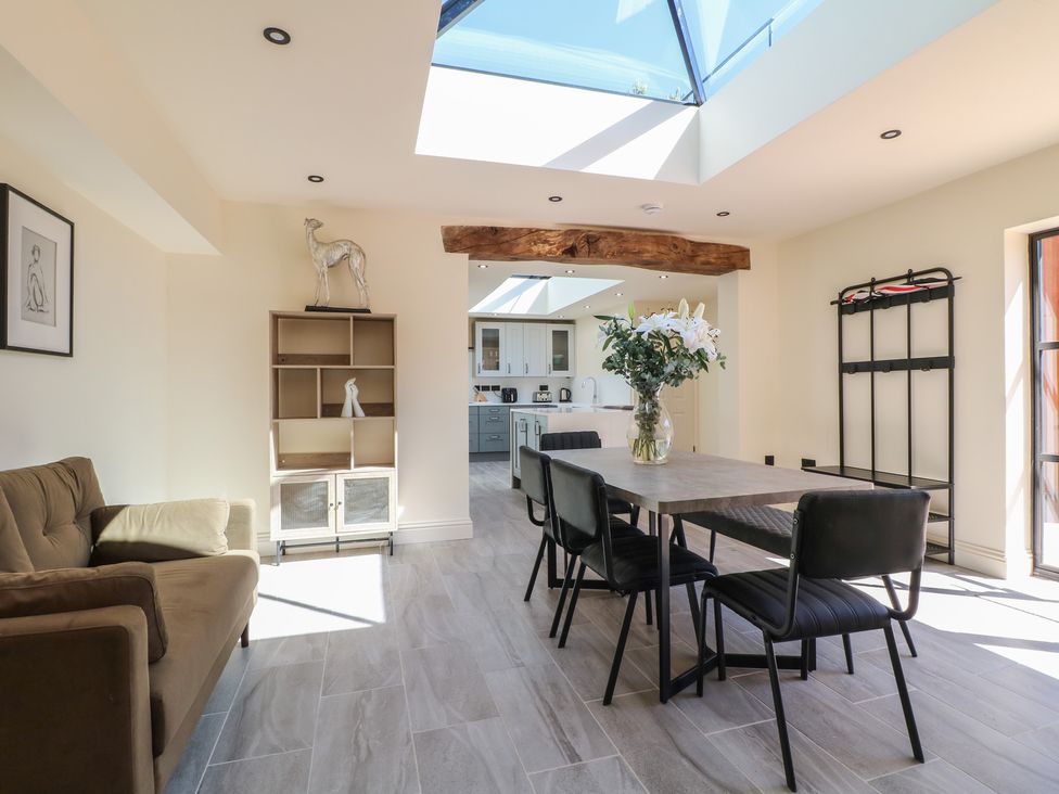 A dining room with a table and chairs at Gardener’s Cottage in Oakham