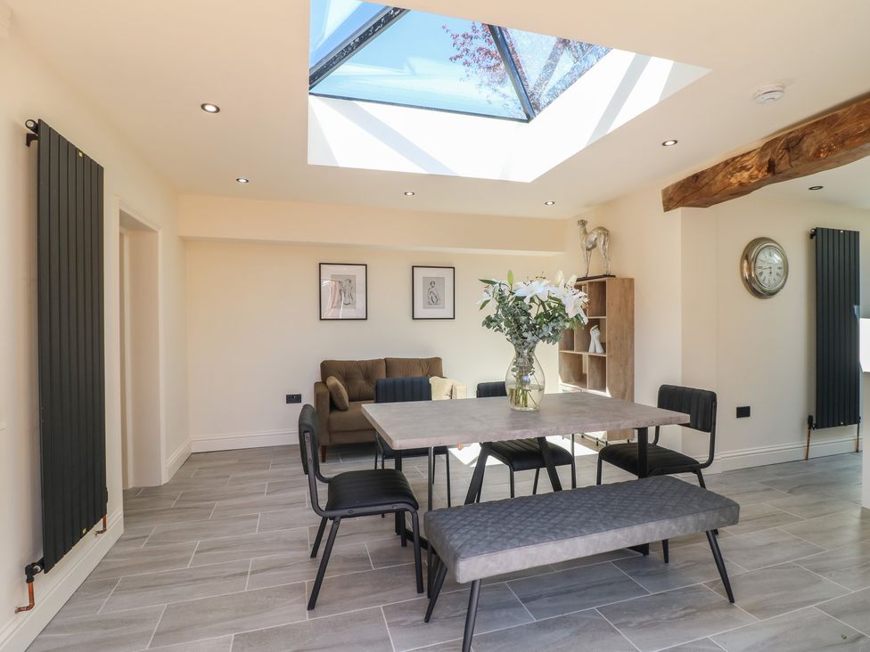 A dining room with a table and chairs at Gardener’s Cottage in Oakham