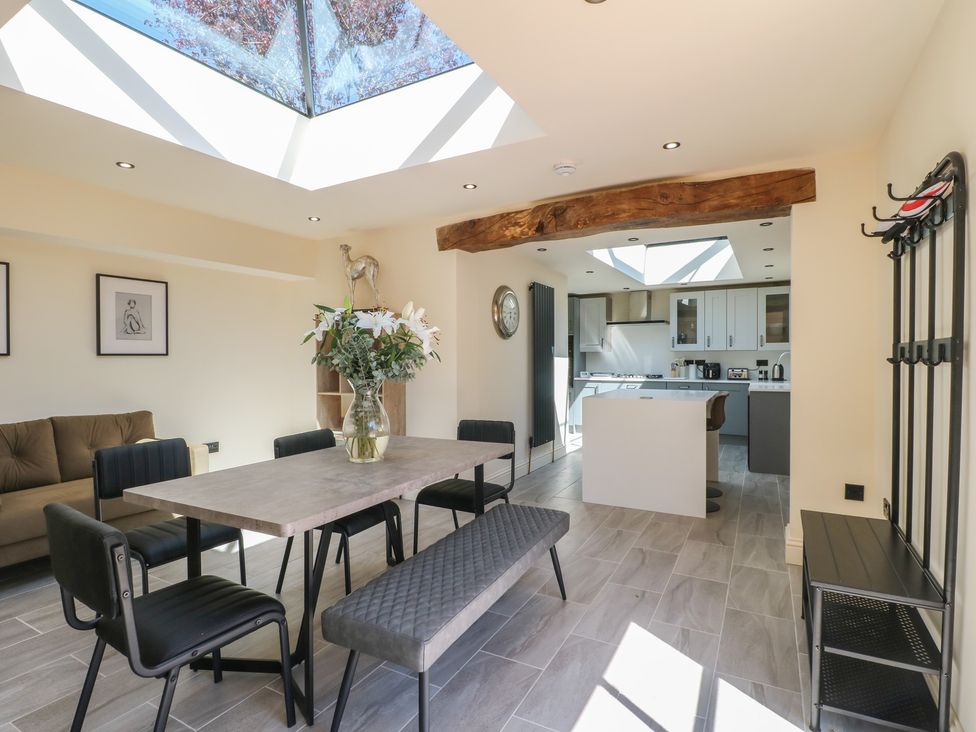 A dining room with a table and chairs at Gardener’s Cottage in Oakham