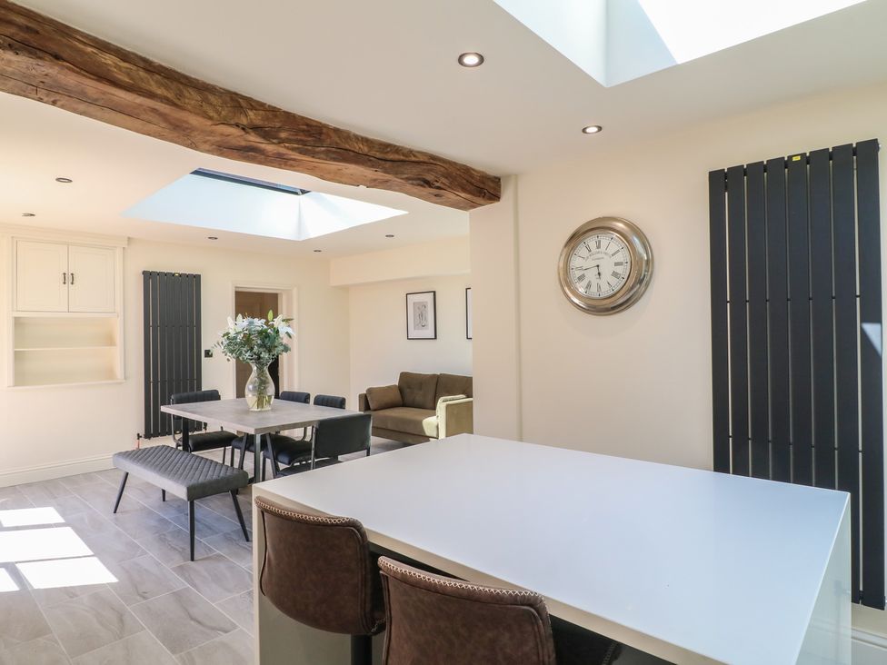 A dining room with a table and chairs at Gardener’s Cottage in Oakham
