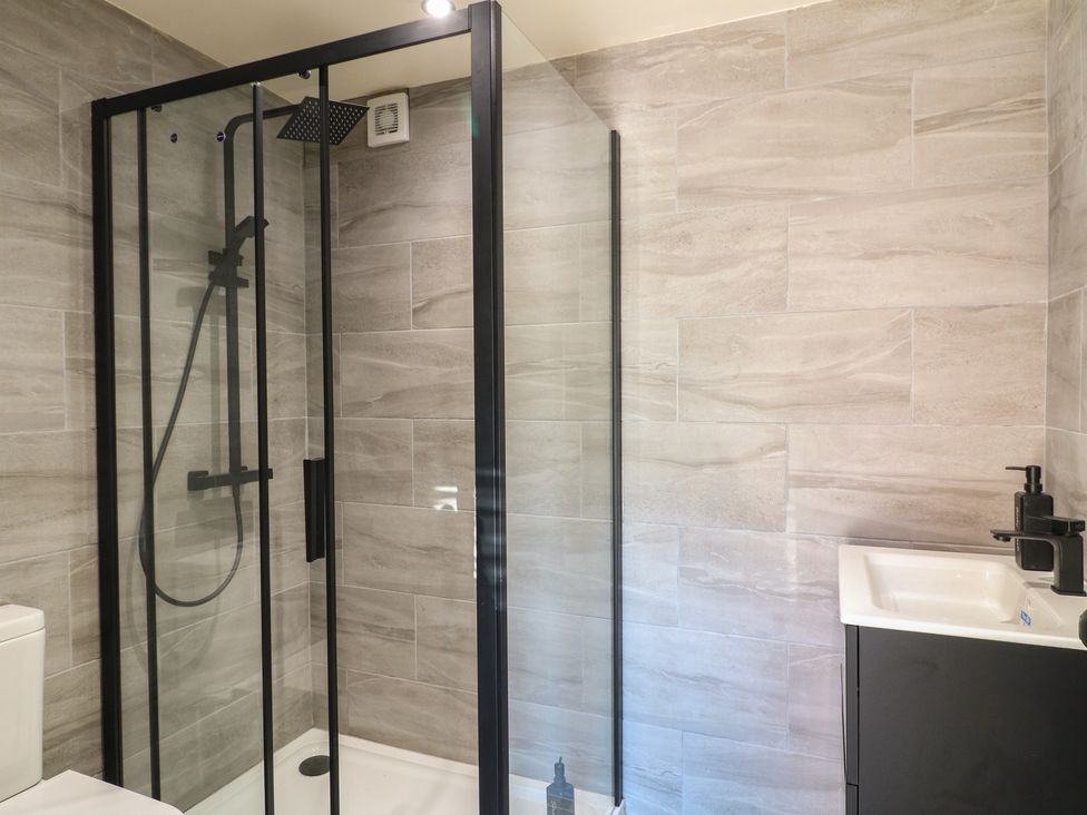 A bathroom with a shower and sink at Gardener’s Cottage in Oakham