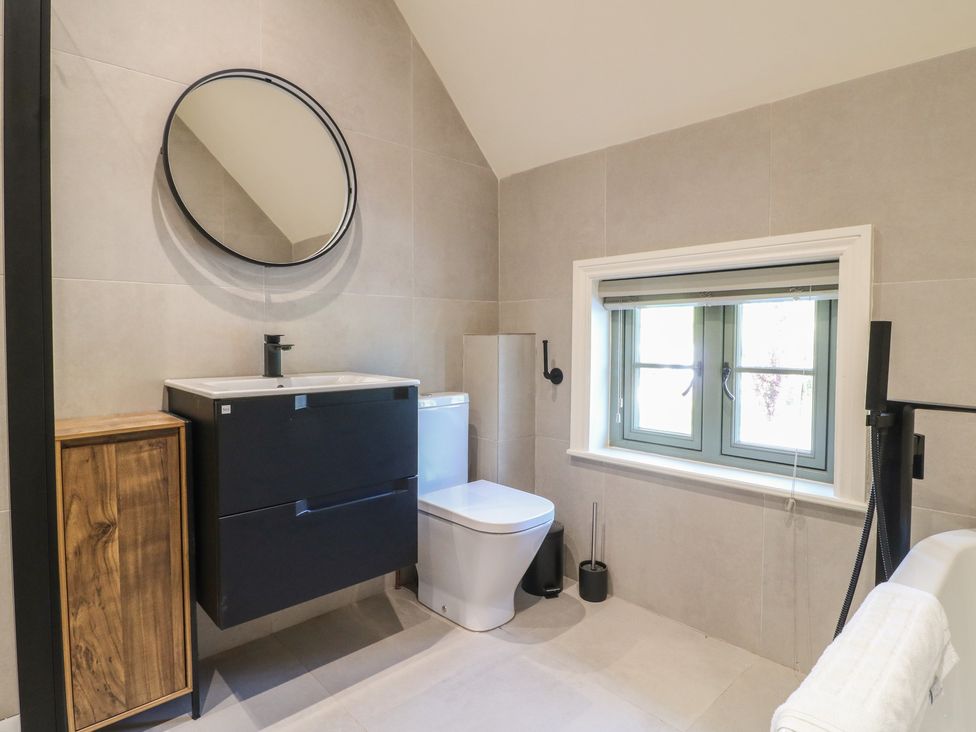 A bathroom with a sink and toilet at Gardener’s Cottage in Oakham