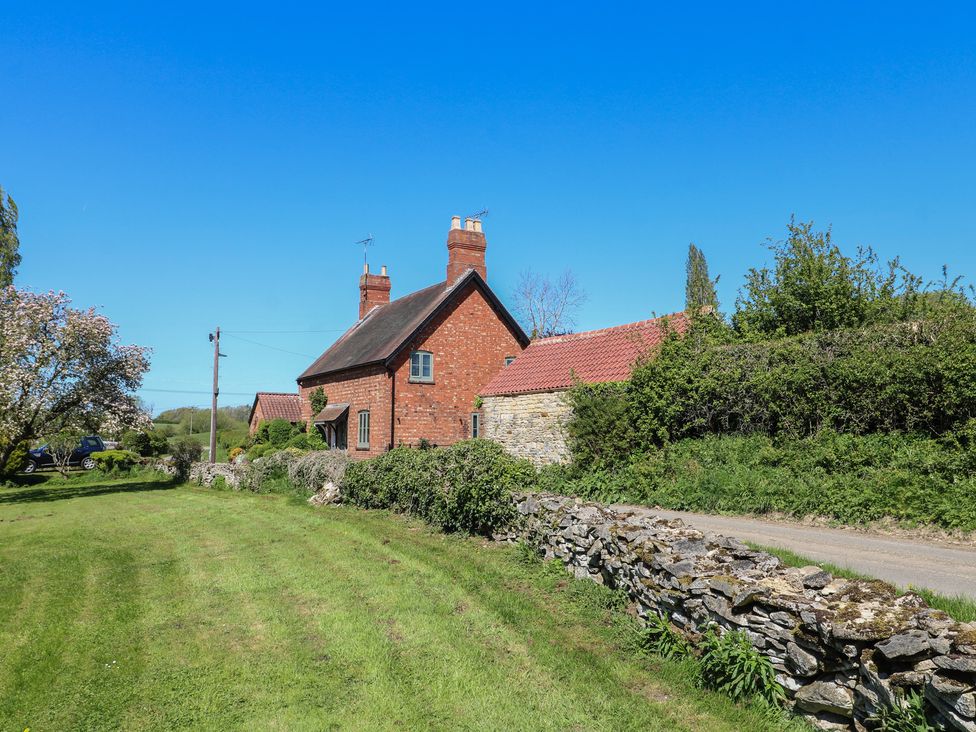 A house with garden and path at Gardener’s Cottage in Oakham