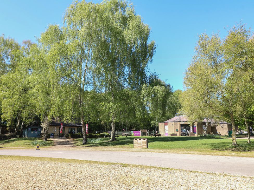 An outdoor area with trees and a building at Gardener’s Cottage in Oakham