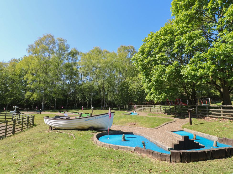 An outdoor area with a boat and water feature at Gardener’s Cottage Oakham