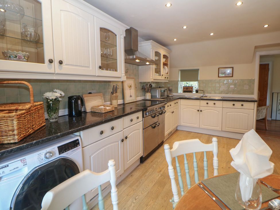 A kitchen with cabinets and appliances at Ivy Cottage in Matlock
