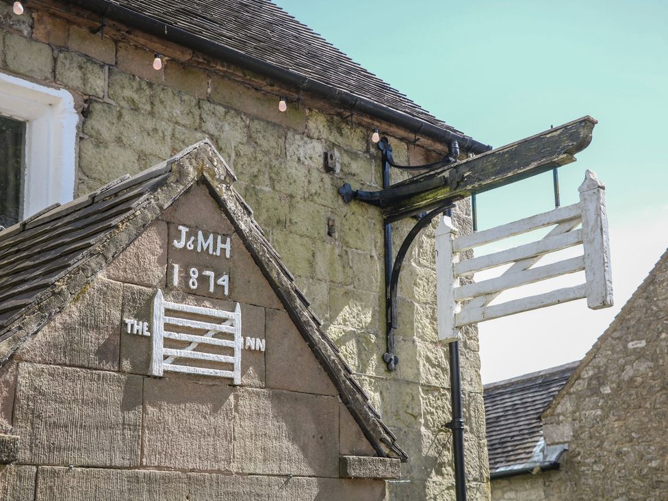 A building with a sign that reads The Inn at Ivy Cottage Matlock