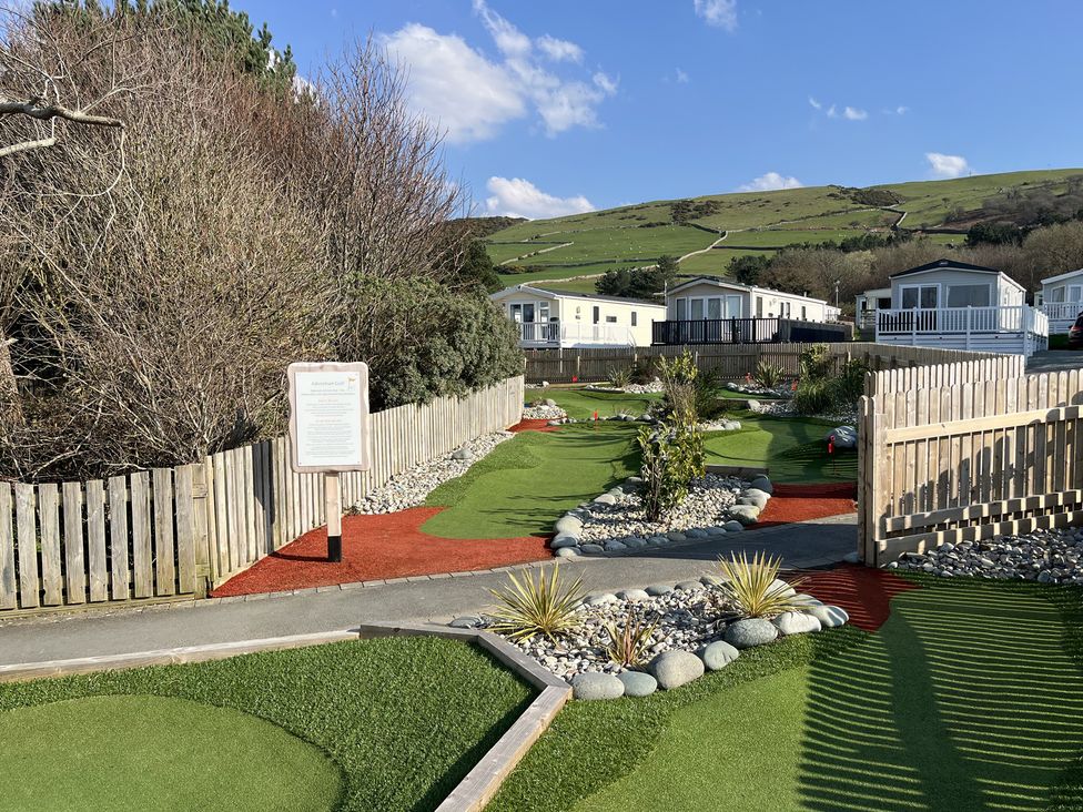 An outdoor area with mini-golf course and mobile homes at 26 Ocean View, Llwyngwril