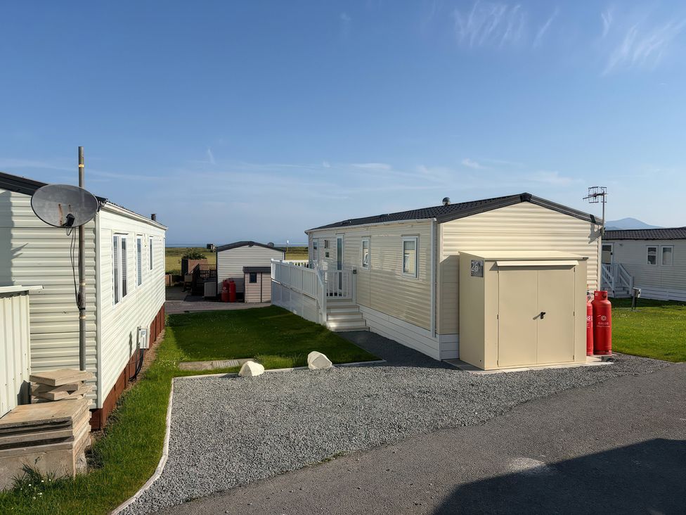 An outdoor area with caravans and a storage shed at 26 Ocean View in Llwyngwril