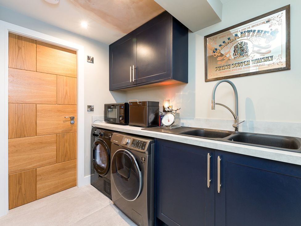 A laundry room with a washing machine and dryer at The Grand Weave House in Shipley
