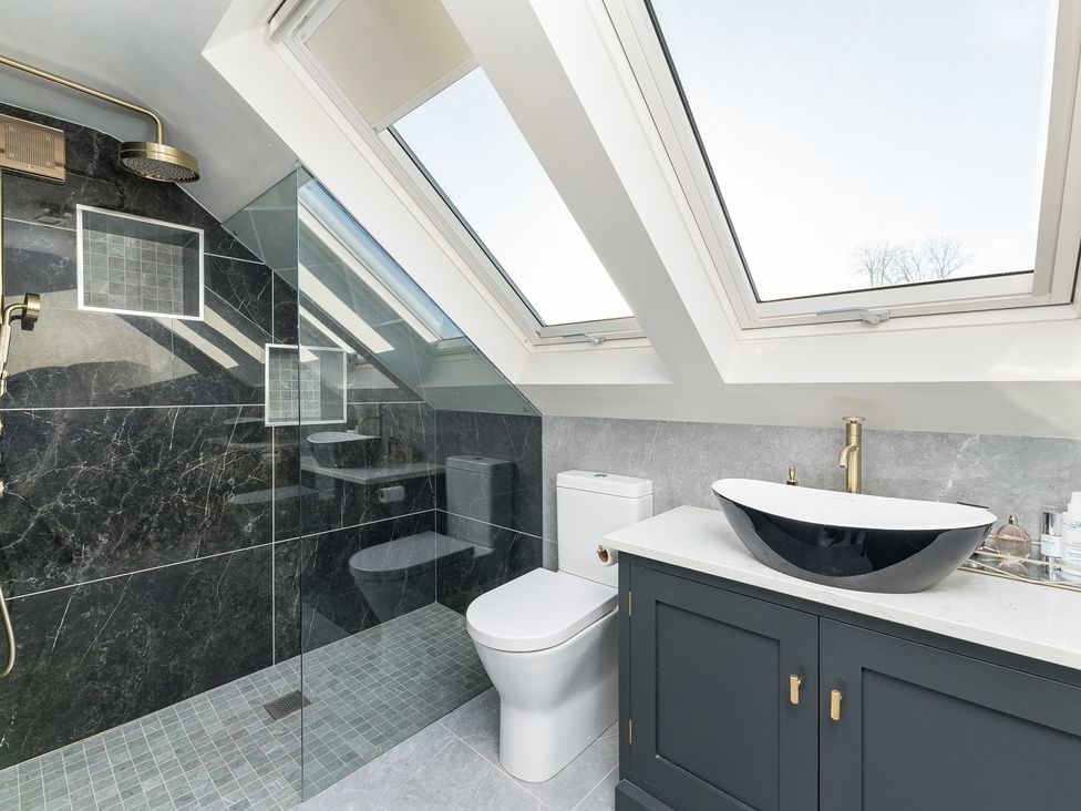 A bathroom with a shower, toilet and sink at The Grand Weave House in Shipley