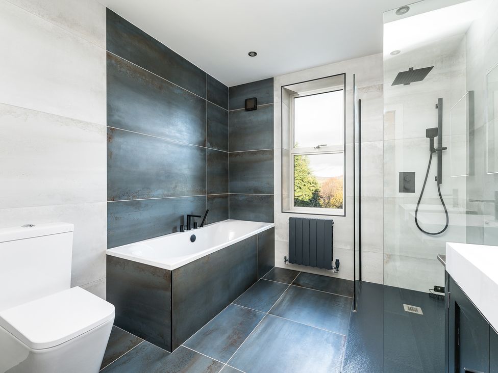 A bathroom featuring a bathtub, shower, and toilet at The Grand Weave House in Shipley