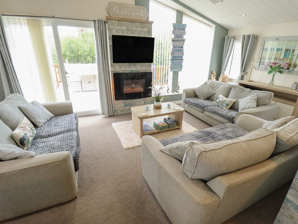 P and M Luxury Lodge BR15 - Lincolnshire - 1202855 - thumbnail photo 3