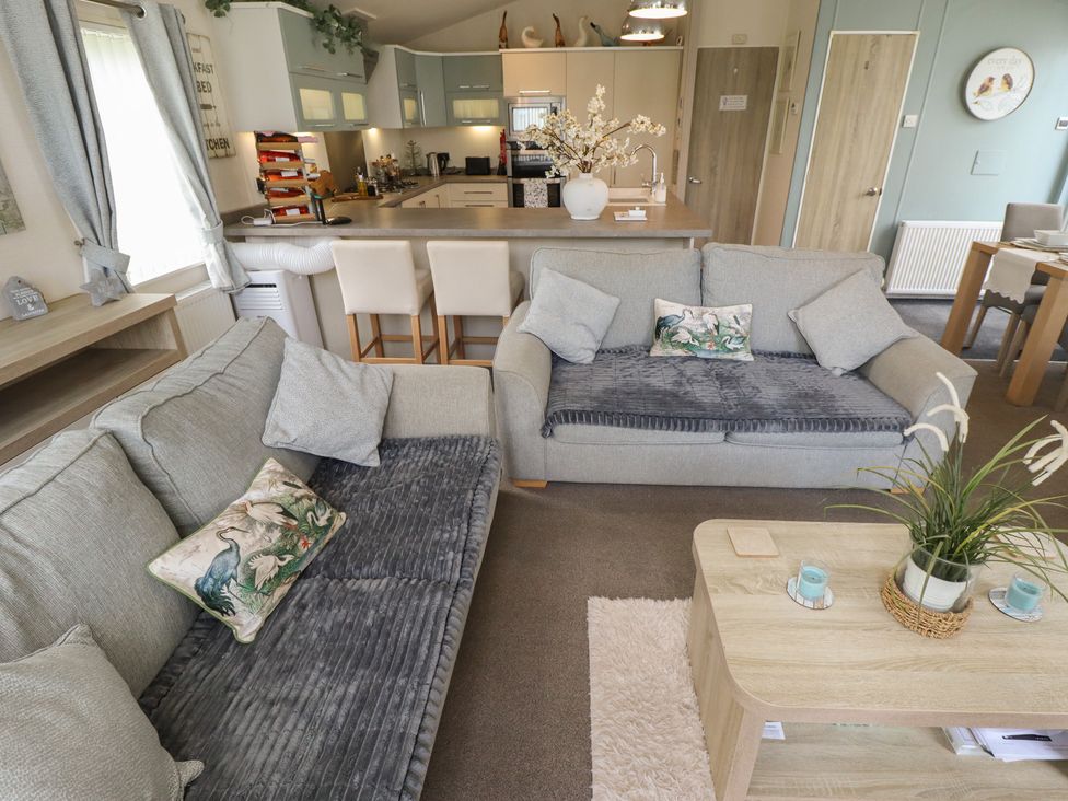 A living room with sofas and coffee table at P and M Luxury Lodge BR15 in Tattershall