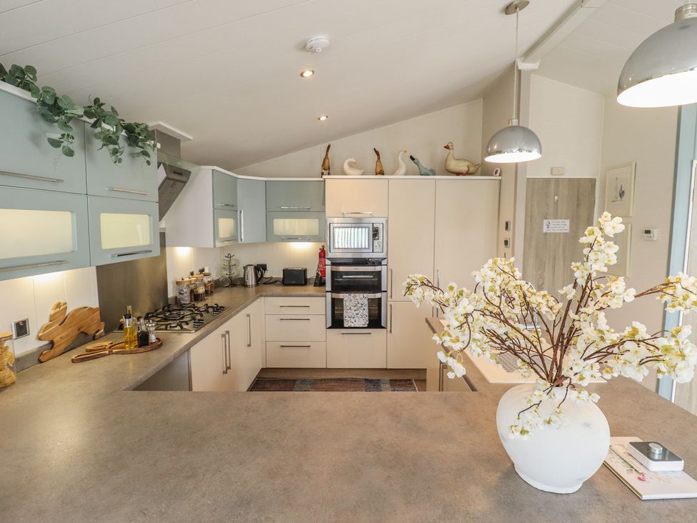 A kitchen with stove and oven at P and M Luxury Lodge BR15 in Tattershall