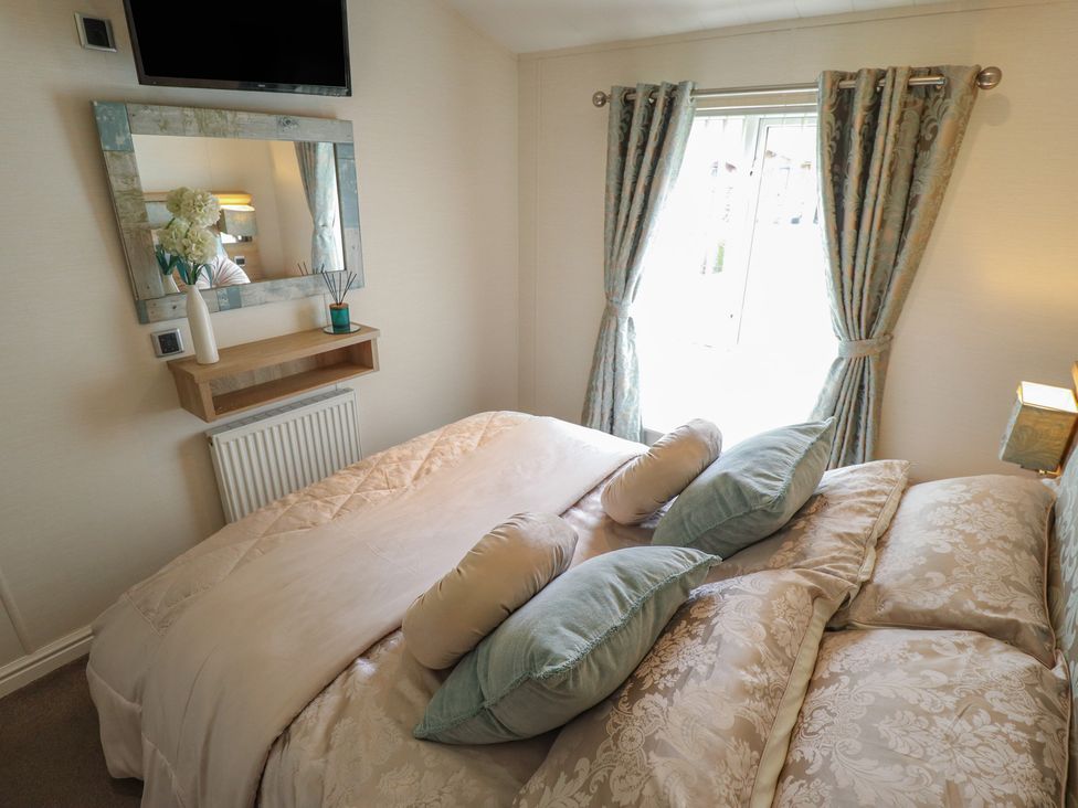 A bedroom with a bed and TV at P and M Luxury Lodge BR15 Tattershall