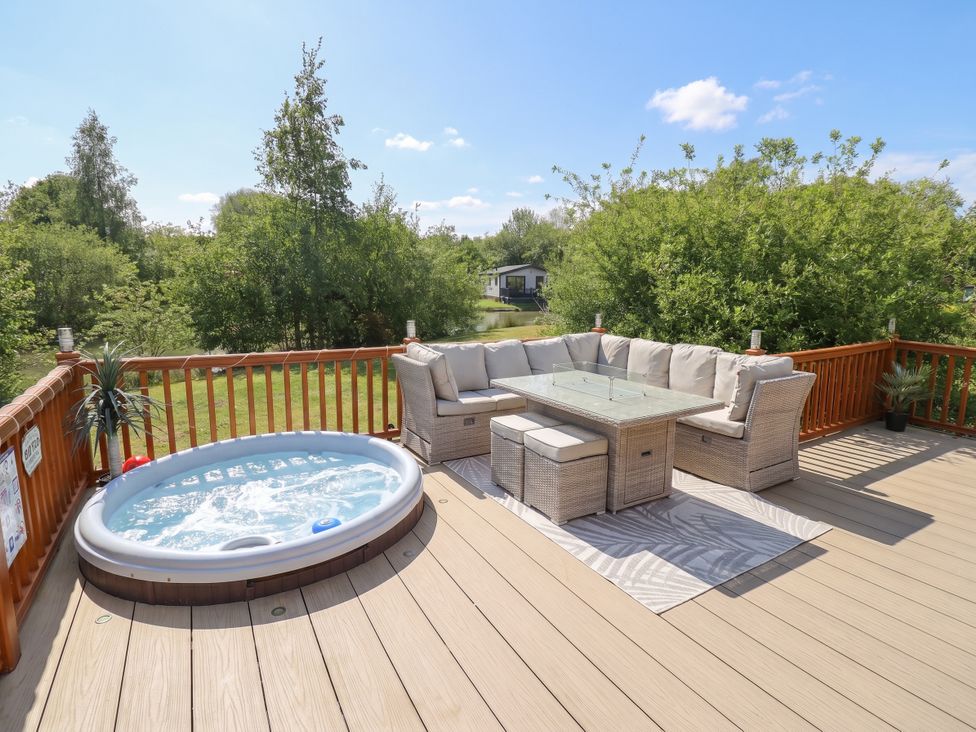 An outdoor seating area with a hot tub at P and M Luxury Lodge BR15 Tattershall