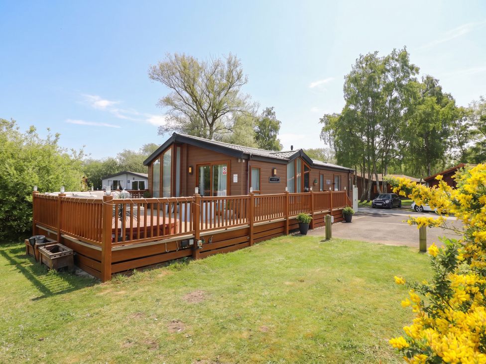 A lodge with decking and a garden at P and M Luxury Lodge BR15 in Tattershall