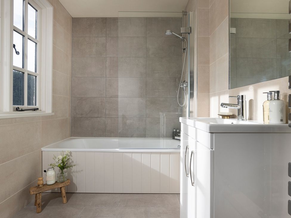 A bathroom featuring a bathtub, shower and sink at Church Alley House in Stow-On-The-Wold