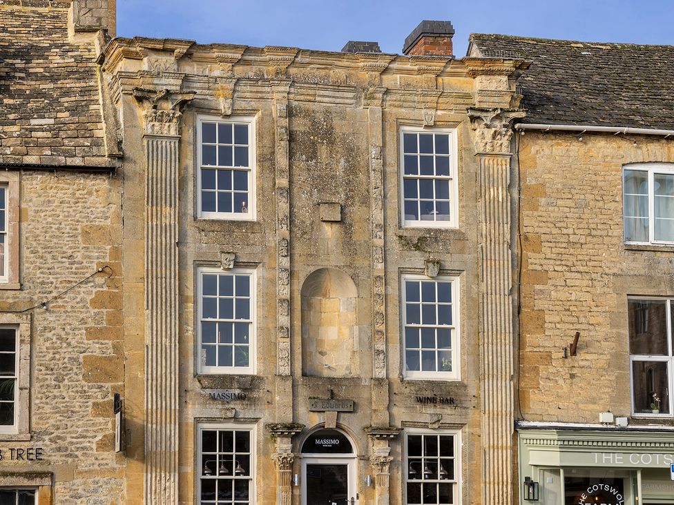 A building with signage and windows at Church Alley House in Stow-On-The-Wold